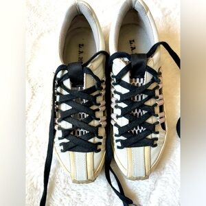 L.A.M.B. Cream Leather Cutout Athleisure Bennie Sneaker Shoes like new
